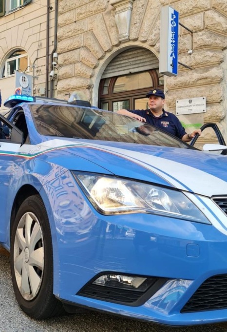 Si avvicinano a lui con un coltello e gli spruzzano lo spray urticante per derubarlo, rintracciati e arrestati due giovani a Genova