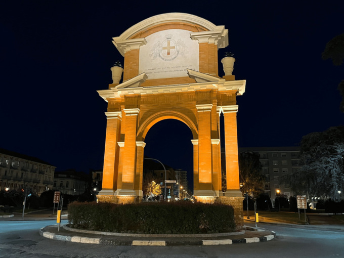 Alessandria, arco di piazza Genova in giallo a 100 giorni dal Tour de France