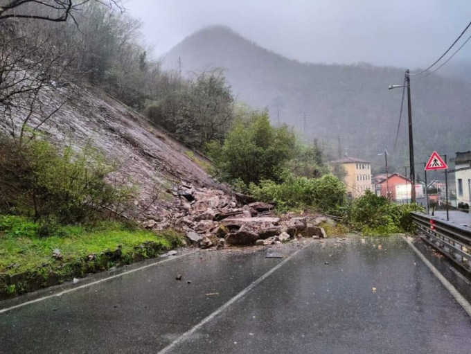 Maltempo in Liguria, frana sul Turchino: riaperta la statale a senso unico alternato