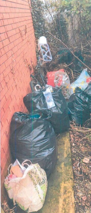 Novi Ligure, abbandona i rifiuti lungo la Strada del Turchino: multato il responsabile