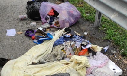 Tortona, abbandona per strada diversi sacchetti con rifiuti misti: sanzionato