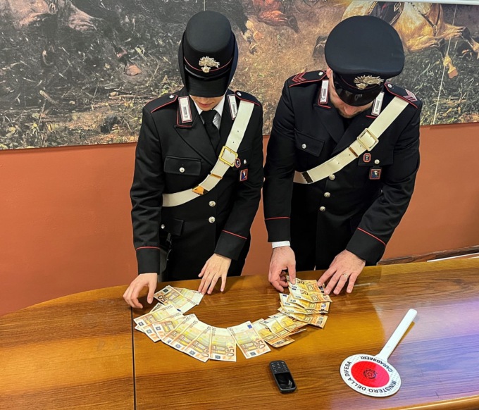 Tiene sotto scacco per 8 ore un gruppo di malviventi: anziana coraggiosa ad Alessandria