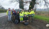 Volontari al lavoro per ripulire la S.P.155 in vista del passaggio della "Milano-Sanremo"