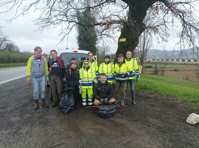 Volontari al lavoro per ripulire la S.P.155 in vista del passaggio della “Milano-Sanremo”
