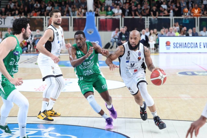 Derthona Basket, ottavo colpo casalingo di fila contro Pesaro