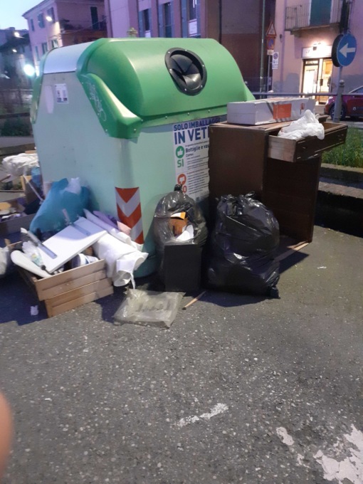 Beccati tre cittadini che avevano abbandonato i rifiuti in mezzo alla strada a Novi Ligure