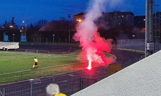 Fumogeni e petardi contro tifosi avversari: “Daspo sportivo” per due supporters della Gaviese