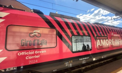 Treno in livrea rosa accompagna il Trofeo senza fine del 107º Giro d’Italia a Venaria Reale