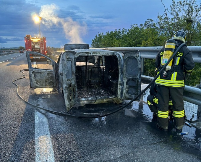 A fuoco un furgoncino lungo l’autostrada A1 all’altezza di Felizzano