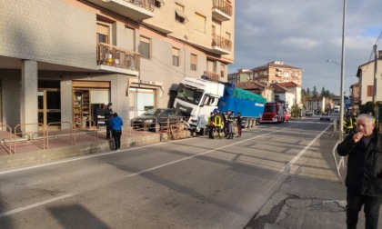 Cassine, camion perde il controllo e travolge un'auto in sosta