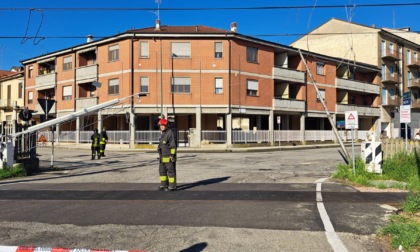 A Casale gru danneggia passaggio a livello: disagi al traffico ferroviario e stradale