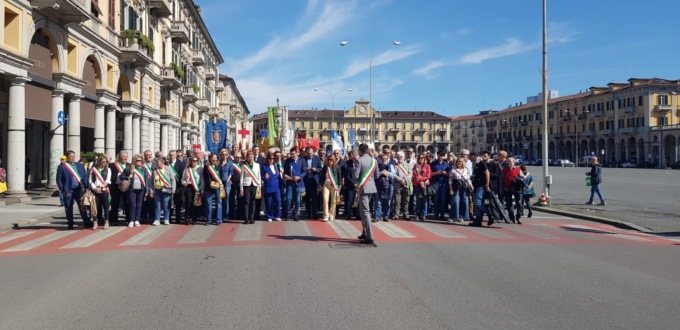 “Giù le mani dalla nostra terra”: grande folla al corteo no deposito rifiuti nucleari