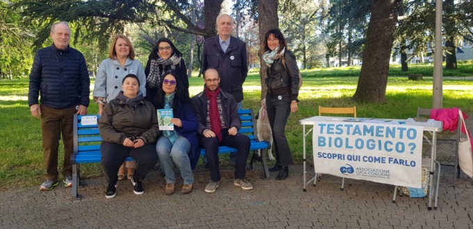 Ad Alessandria una panchina azzurra ed il tema della libertà di scelta e dei diritti sul fine vita