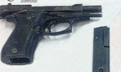 Alessandria, passante ritrova una pistola rubata nel 2018: indagano i Carabinieri