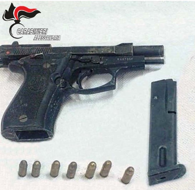 Alessandria, passante ritrova una pistola rubata nel 2018: indagano i Carabinieri