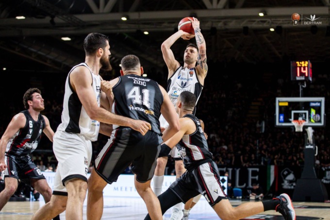 Derthona Basket, sconfitta in volata in gara 2 contro Virtus Bologna