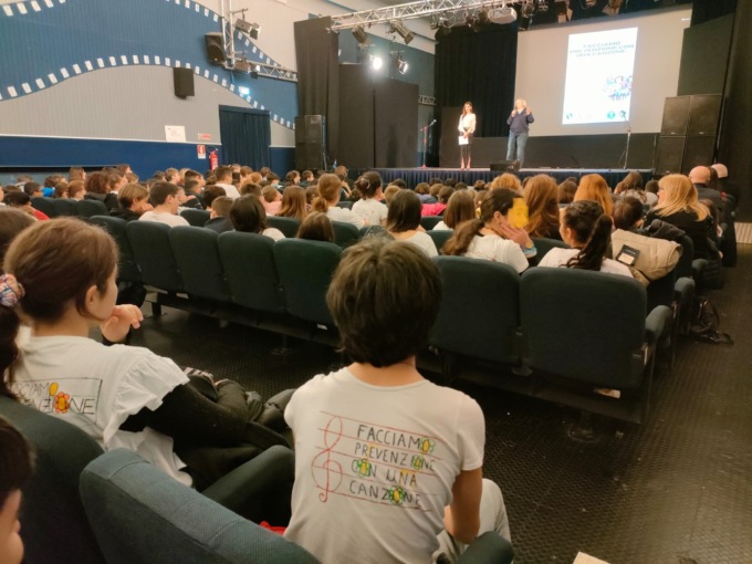 “Facciamo prevenzione con una canzone”: il progetto scolastico con il rapper Revman