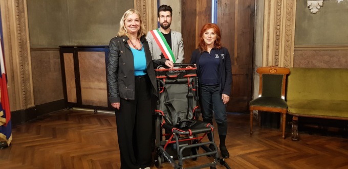Alessandria: “Ave Nahele” dona una sedia motorizzata per persone con disabilità