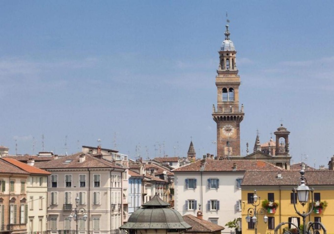 La Torre di Casale s’illumina di viola per la fibromialgia