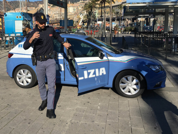 Genova, Polizia arresta due giovani per tentato furto in abitazione di anziana