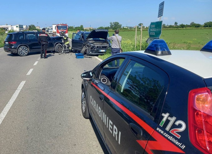Non rispetta lo stop: scontro tra due auto a Tortona