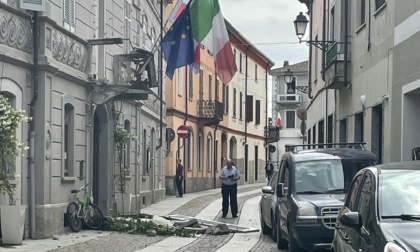 Bosco Marengo: camion urta e fa crollare il balcone del Municipio