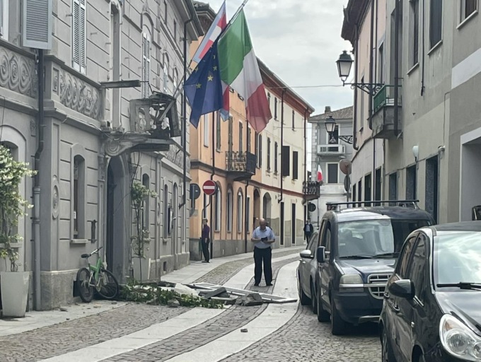 Bosco Marengo: camion urta e fa crollare il balcone del Municipio