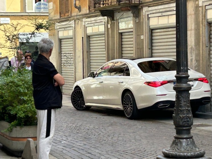 Autista Mercedes fermato ad Alessandria: controlli per stabilire la regolarità in Italia