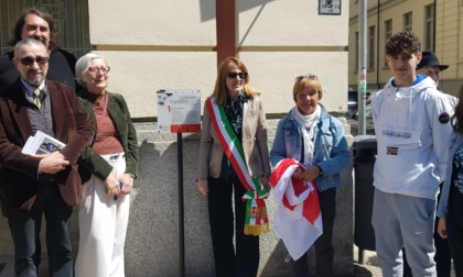 Alessandria: un cartello informativo dedicato ad Umberto Eco davanti all'ex liceo Plana