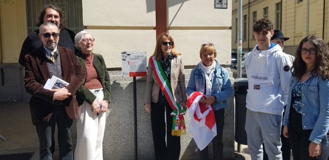 Alessandria: un cartello informativo dedicato ad Umberto Eco davanti all’ex liceo Plana