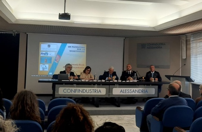 Un patentino per gli studenti: come usare lo smartphone e difendersi dal Dark Web