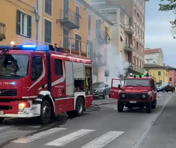 Auto in fiamme nel centro di Pozzolo Formigaro: vigili del fuoco sul posto