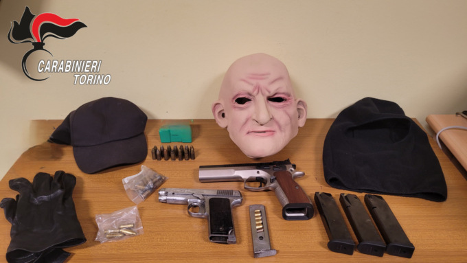 Tentano rapina davanti ad un supermercato di Collegno con maschere al volto: due arresti