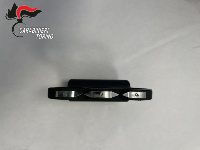 Tenta di imbucarsi alla festa dei “coscritti” con un taser tirapugni: denunciato