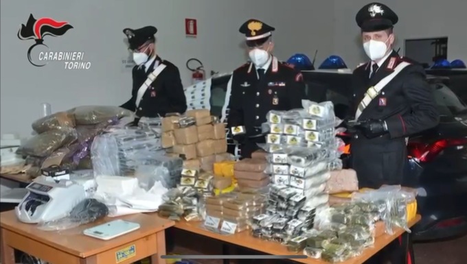 Anche un sommergibile per trasportare la droga. Sgominata organizzazione di albanesi