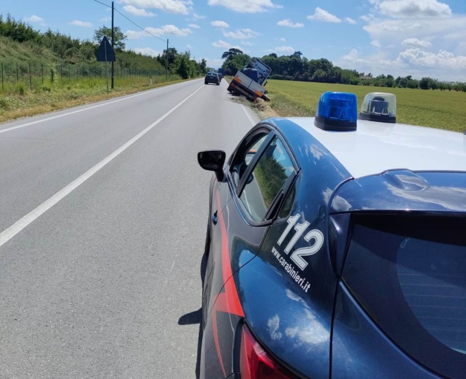 Pozzolo Formigaro: camion esce fuori strada lungo la ex statale 211