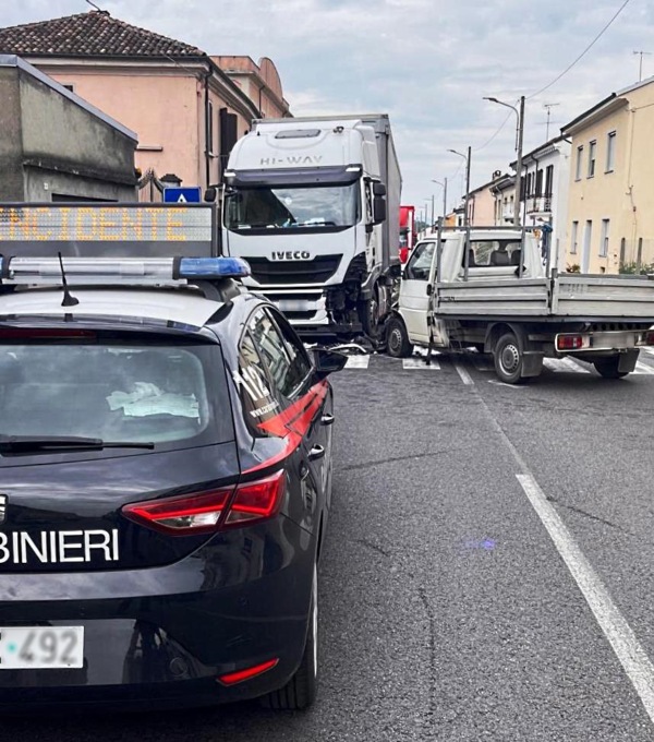 Scontro tra un tir e un camion a Ozzano Monferrato