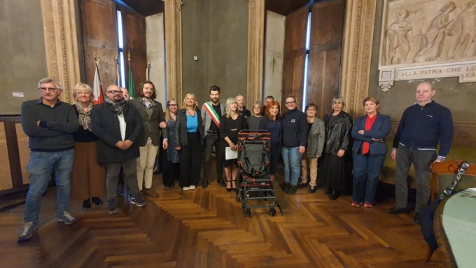 Una carrozzina cingolata in dono alle persone con disabilità