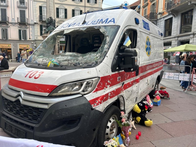 Alessandria, in piazzetta della Lega ambulanza colpita nel conflitto ucraino