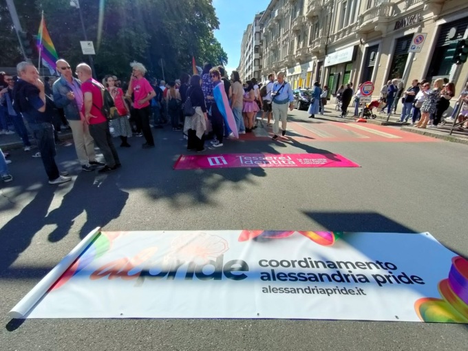 Alessandria si colora per accogliere il Pride: in seimila in corteo