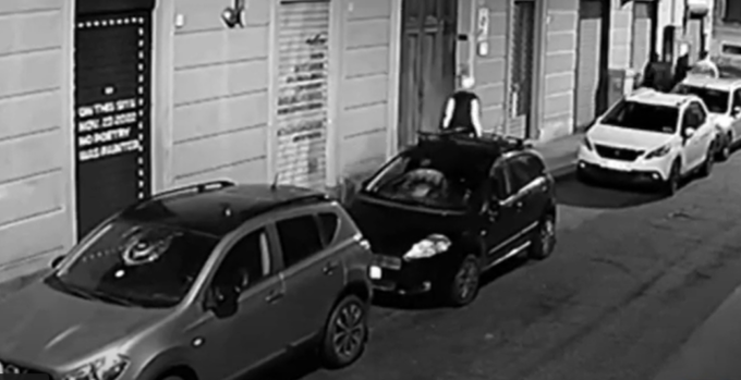 Sale sulle auto in sosta e distrugge i parabrezza, caccia all’uomo a Torino