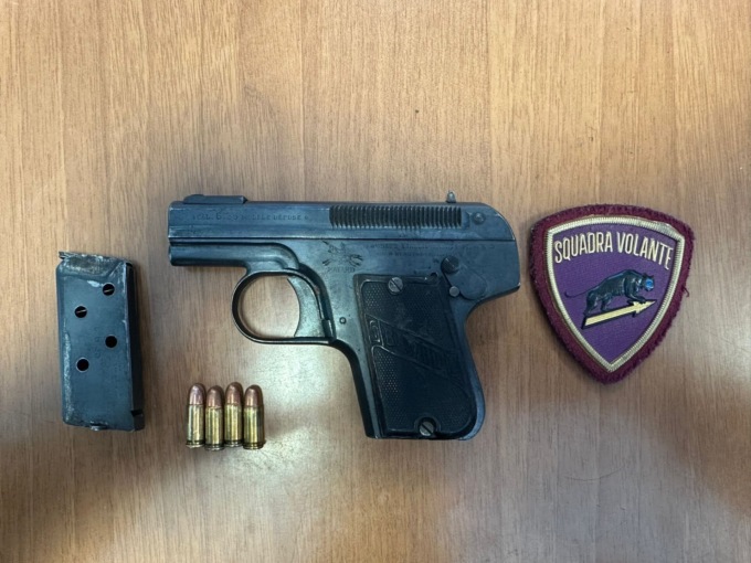 Nasconde una pistola negli slip: arrestato un 22enne