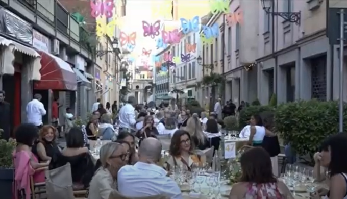 450 metri di tavoli per una cena benefica: via San Lorenzo splende sotto le stelle