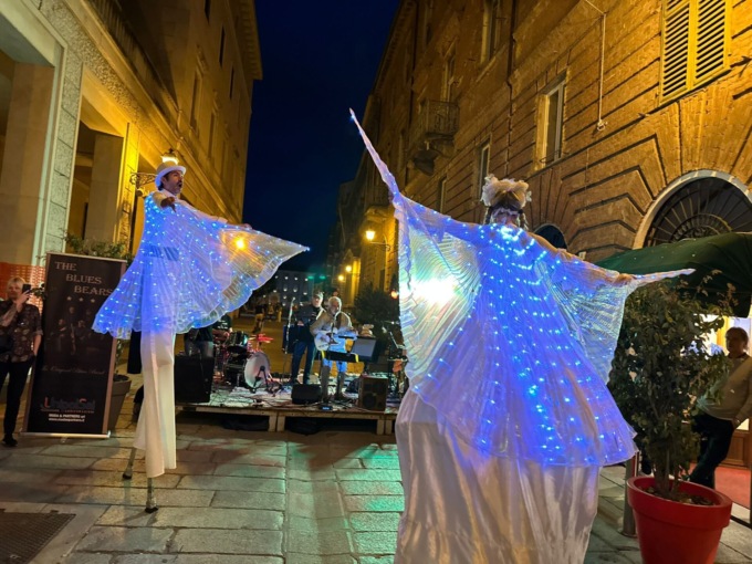In migliaia alla festa di via Dante. Intanto il Cristo si prepara per la “Notte Bianca”