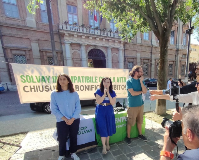 Greenpeace in piazza: “È importante monitorare i cittadini dall’inquinamento da Pfas”