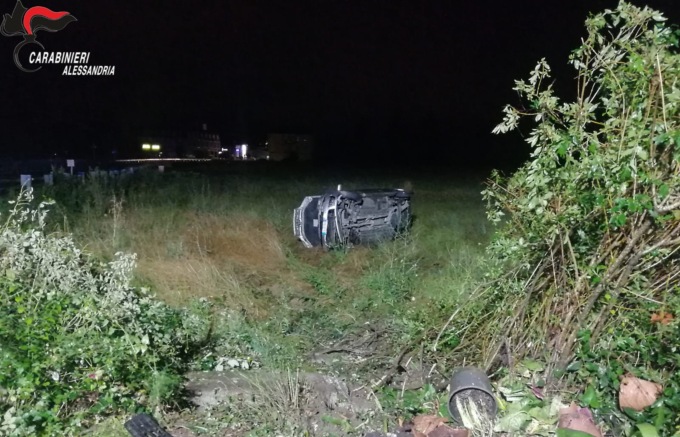 Incidente ad Ovada: auto finisce fuori strada e si ribalta in un campo
