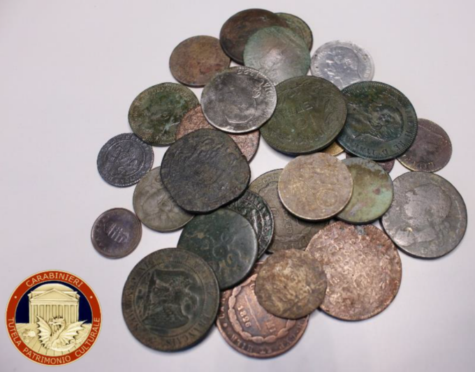 Sequestrate 35 monete antiche da un museo: provenivano da uno scavo illegale