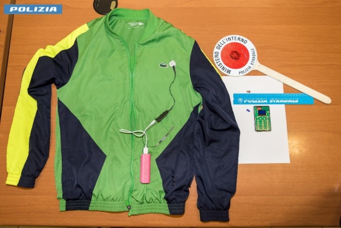 All’esame per la patente con telecamera e auricolare: denunciato