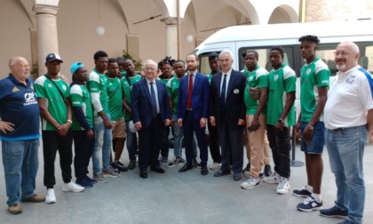 Un nuovo pulmino per gli atleti de "Le tre rose rugby"