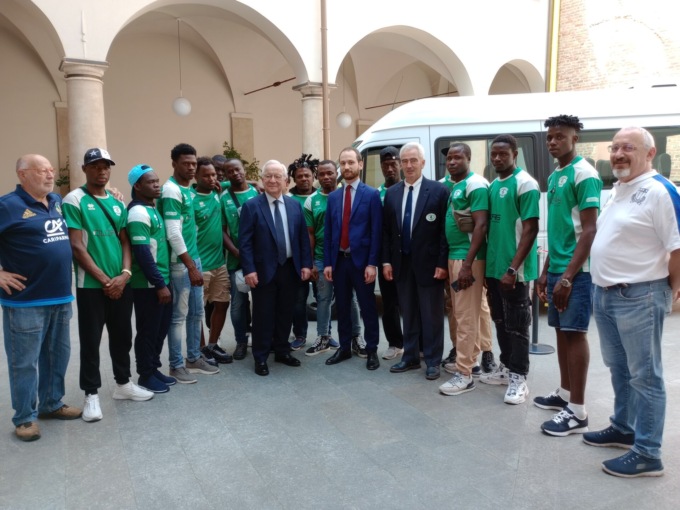 Un nuovo pulmino per gli atleti de “Le tre rose rugby”